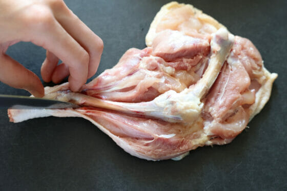 骨付き鶏肉の足の方まで骨と身を切り離す