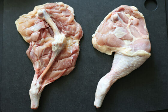 下処理前の骨付き鶏肉とした処理後の骨付き鶏肉
