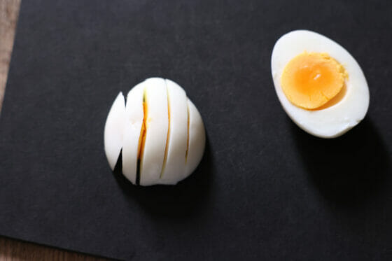 ゆで卵を縦半分に切って断面を下にして縦に7〜8ミリ幅に切る