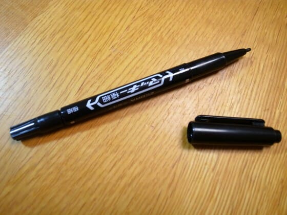 出なくなったペンを復活する方法。油性は除光液、水性は水を使います。