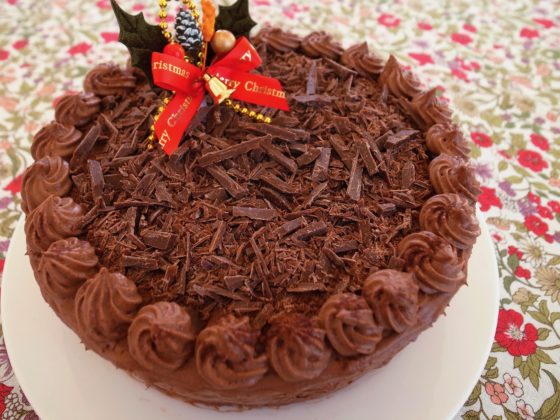 チョコレートケーキにココアパウダーを振りかける