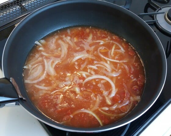 トマトソースの材料を加えて煮る