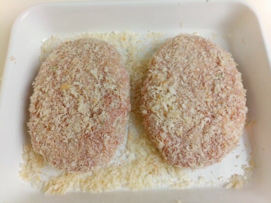 メンチカツにパン粉を2度付けする