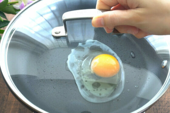 フライパンにフタをして卵を焼く