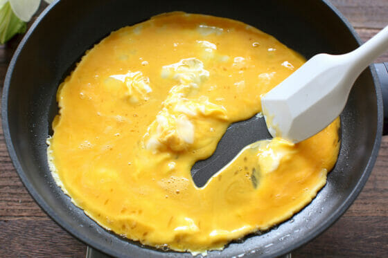 卵液をフライパンで加熱する