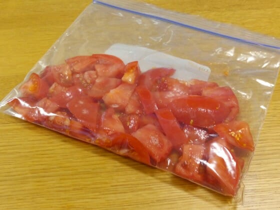 切ったトマトを冷凍