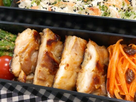 お弁当箱に詰めた鶏もも肉の西京焼き