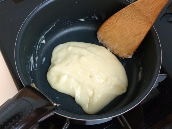 ハンバーグの中のチーズを作る