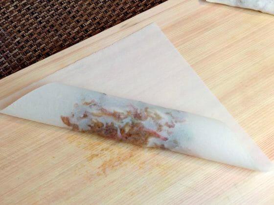 餡を春巻きの皮で巻く
