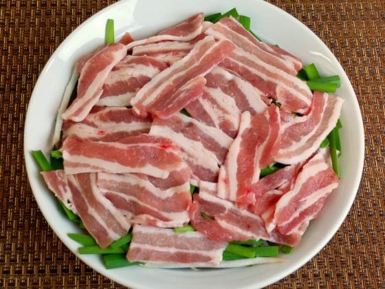 豚肉ともやしとにらをレンジで加熱する