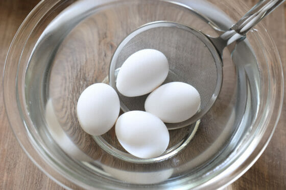 卵を冷水につける