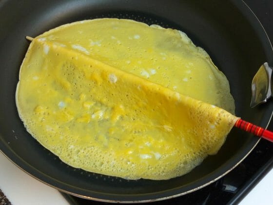 菜箸を薄焼き卵の下に入れる