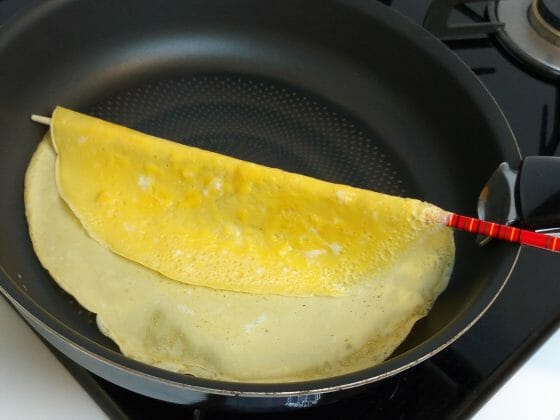菜箸で薄焼き卵をひっくり返す