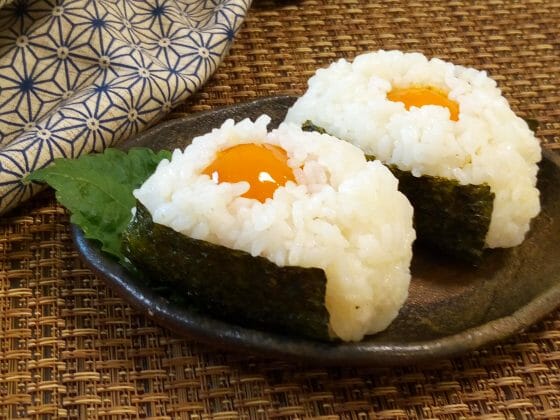 冷凍卵のレシピ4品。おにぎり・天ぷら・カプレーゼ・肉巻き。