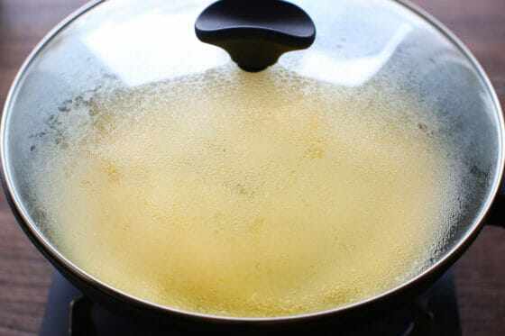 フライパンにフタをして卵液を焼く