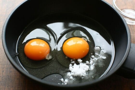 卵をフライパンに入れ砂糖とみりんと塩を加える