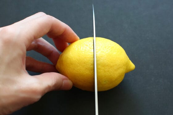 レモンを半分に切る