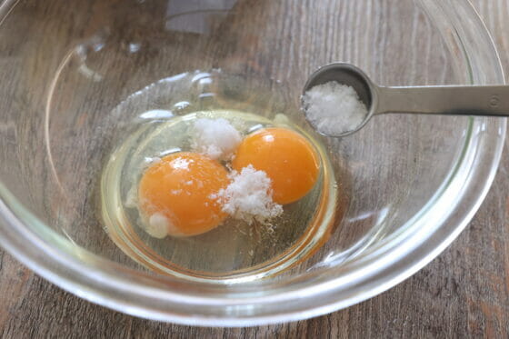 卵と砂糖と塩をボールに入れる