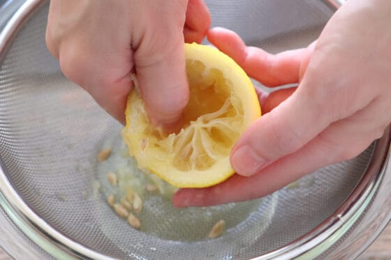 レモンの果肉のくぼみに指を入れる
