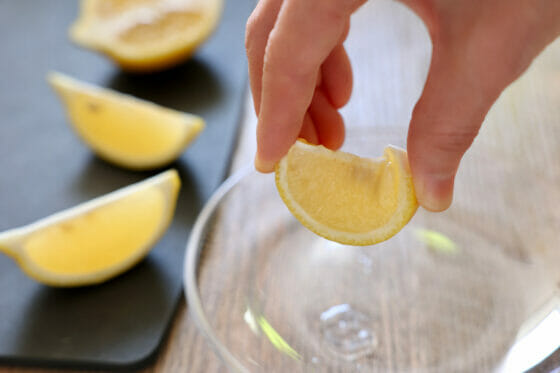 風味と栄養がアップするマナーの良いレモンの絞り方