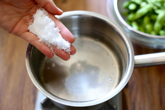 鍋に水と塩を入れる