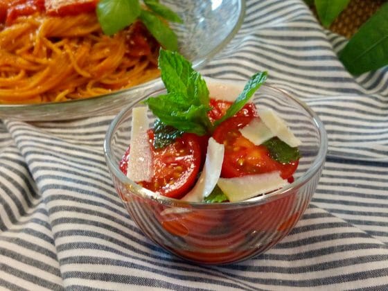 トマトとポン酢のサラダ。ミントとパルミジャーノで風味アップ！簡単レシピ。