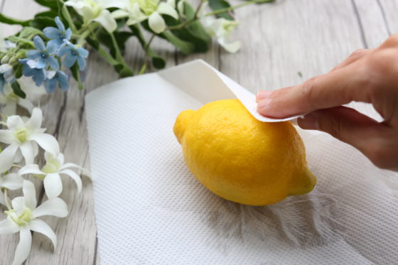 レモンの水気をキッチンペーパーで取る