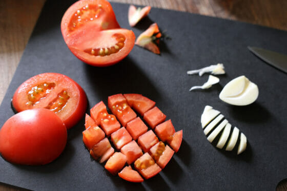 トマトとにんにくを切る