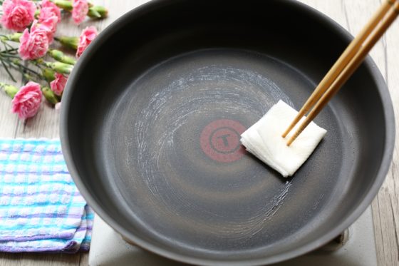 フライパンにサラダ油を引く