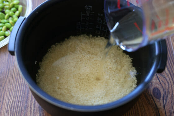 炊飯器に米とかつおだしを入れる