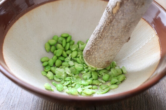 すり鉢とすりこぎで枝豆をつぶす