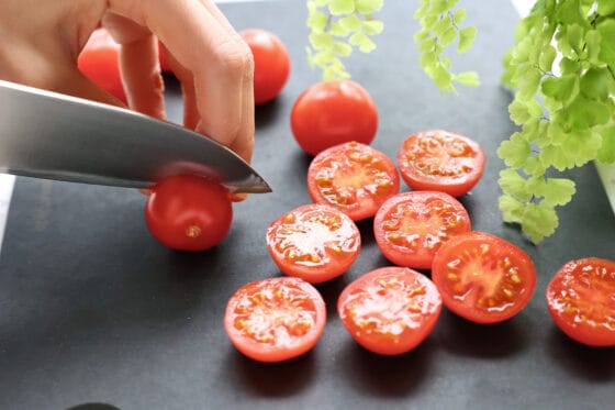 トマトを横半分に切る