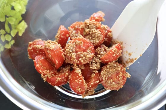 トマトとすりごまを混ぜる