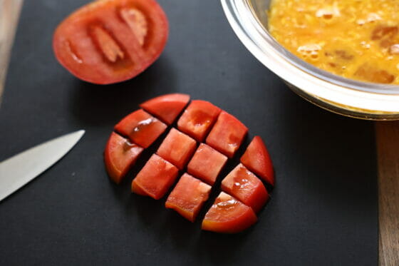トマトを角切りにする