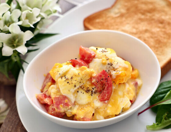 レンジでとろ旨！トマトと卵の洋風おかずレシピ。マヨネーズで簡単に。