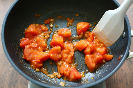 トマトを炒める