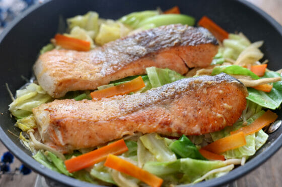 鮭のちゃんちゃん焼きレシピ。たれがじんわり馴染む！フライパンで簡単