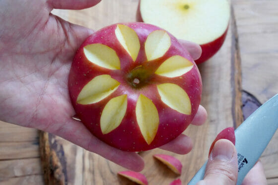 りんごの皮に花びらの模様を8箇所入れる