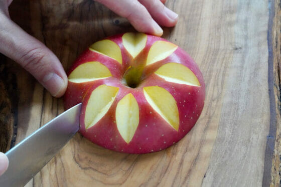 リンゴの花びらに沿ってナイフを入れる