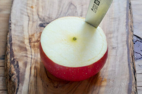 りんごの皮の内側にナイフを入れる