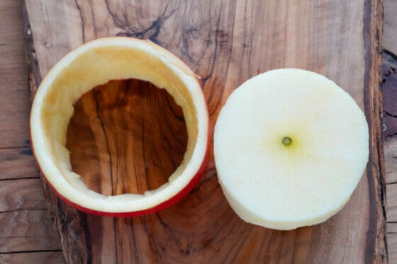 りんごの器と切り離した果肉