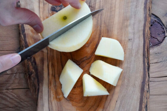 りんごの果肉を切る