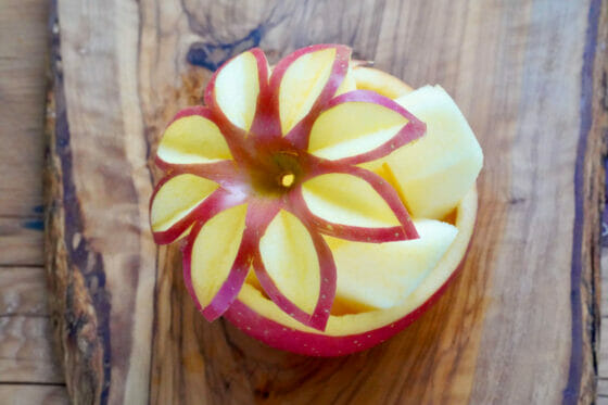 りんごの器に花形のリンゴをのせる
