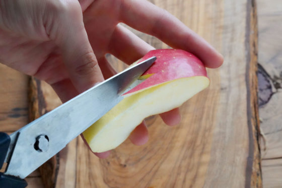 キッチンバサミでりんごの皮を切る