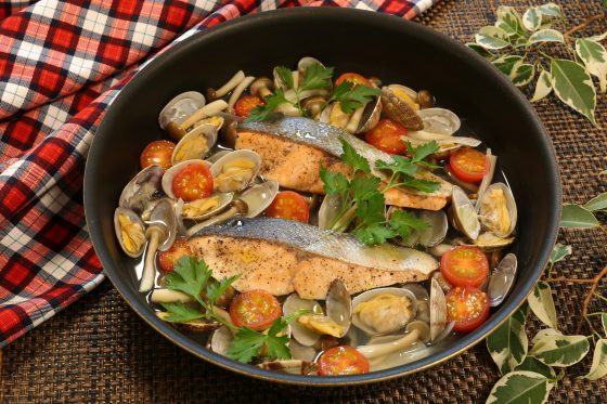 アクアパッツアの簡単レシピ。フライパンでOK！魚介と野菜を使ったイタリアンの作り方。