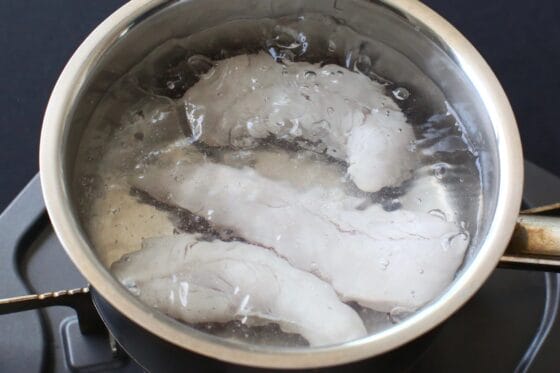 沸騰した湯にささみを入れる（ささみを低温調理する）