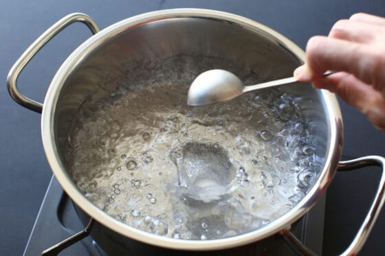 鍋に湯を沸かして塩を加える