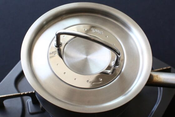 鍋にフタをしてささみを加熱する（ささみの低温調理）