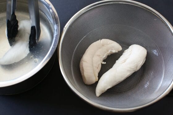 蓋を外して茹でたささみをザルに上げる