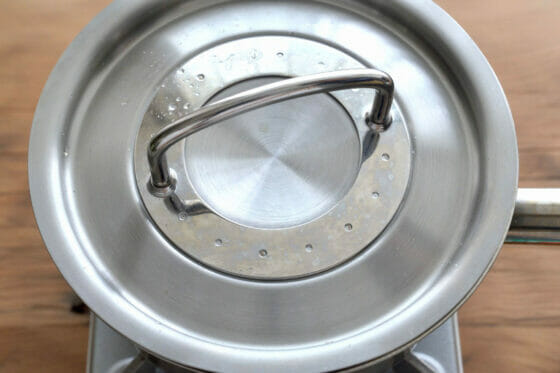 鍋にフタをしてささみを加熱する（ささみの低温調理）